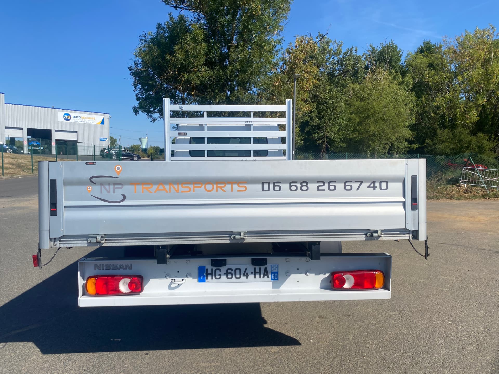 Arrière du camion NP Transports avec coordonnées