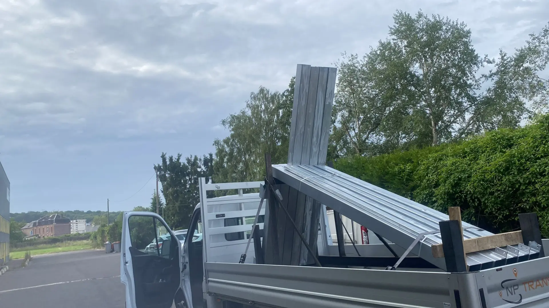 Profilés métalliques longs chargés sur le plateau-ridelles