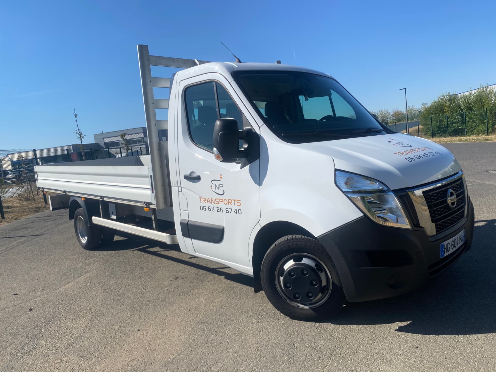 Camion plateau-ridelles NP Transports, vue avant
