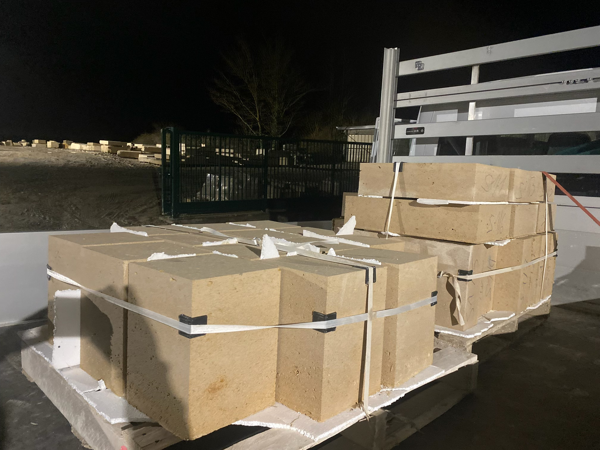 Blocs de pierre de taille palettisés livrés de nuit