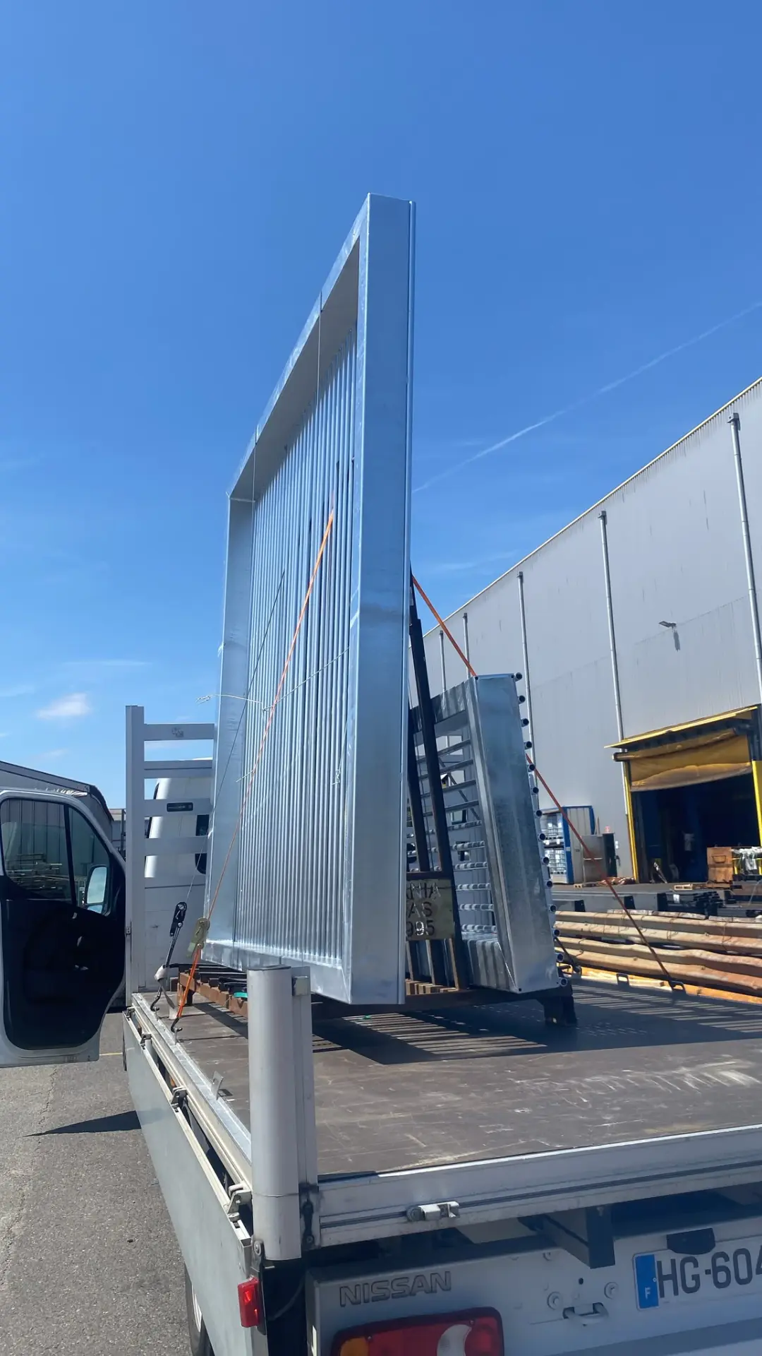 Panneau galvanisé sanglé debout sur le plateau