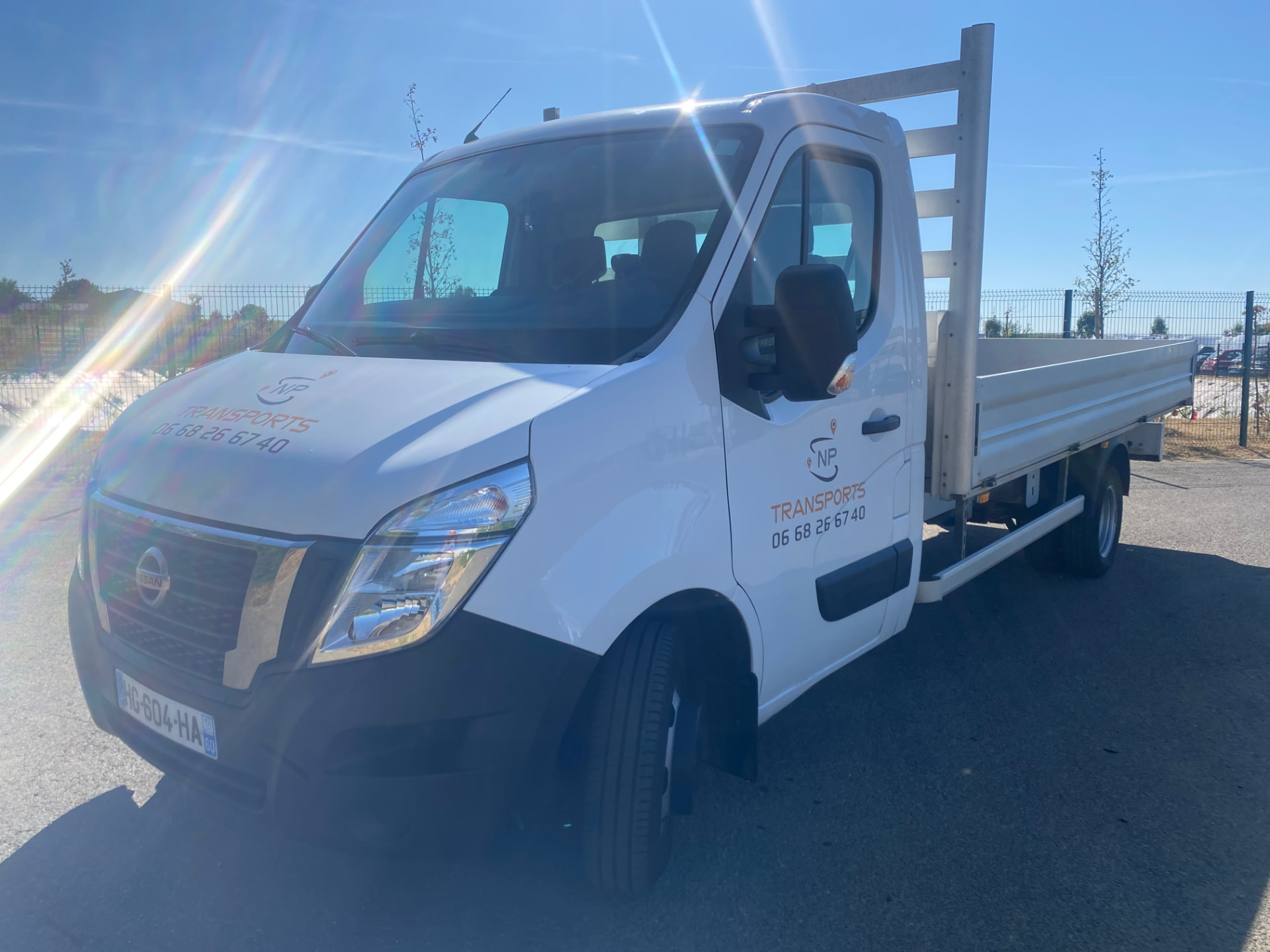 Camion NP Transports de trois quarts avant